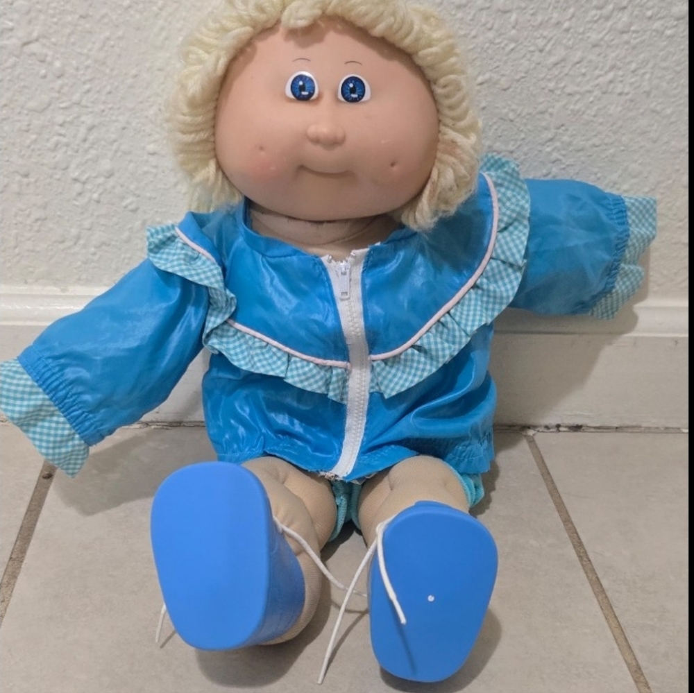 Q982 Cabepatch Doll .Blue Doll with Blonde Long Pony Taill Hair